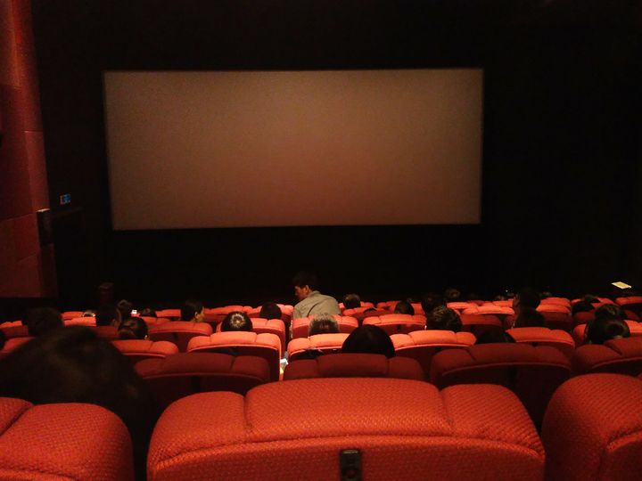 5岁男童看电影被电影院座椅“吞下”场面吓人